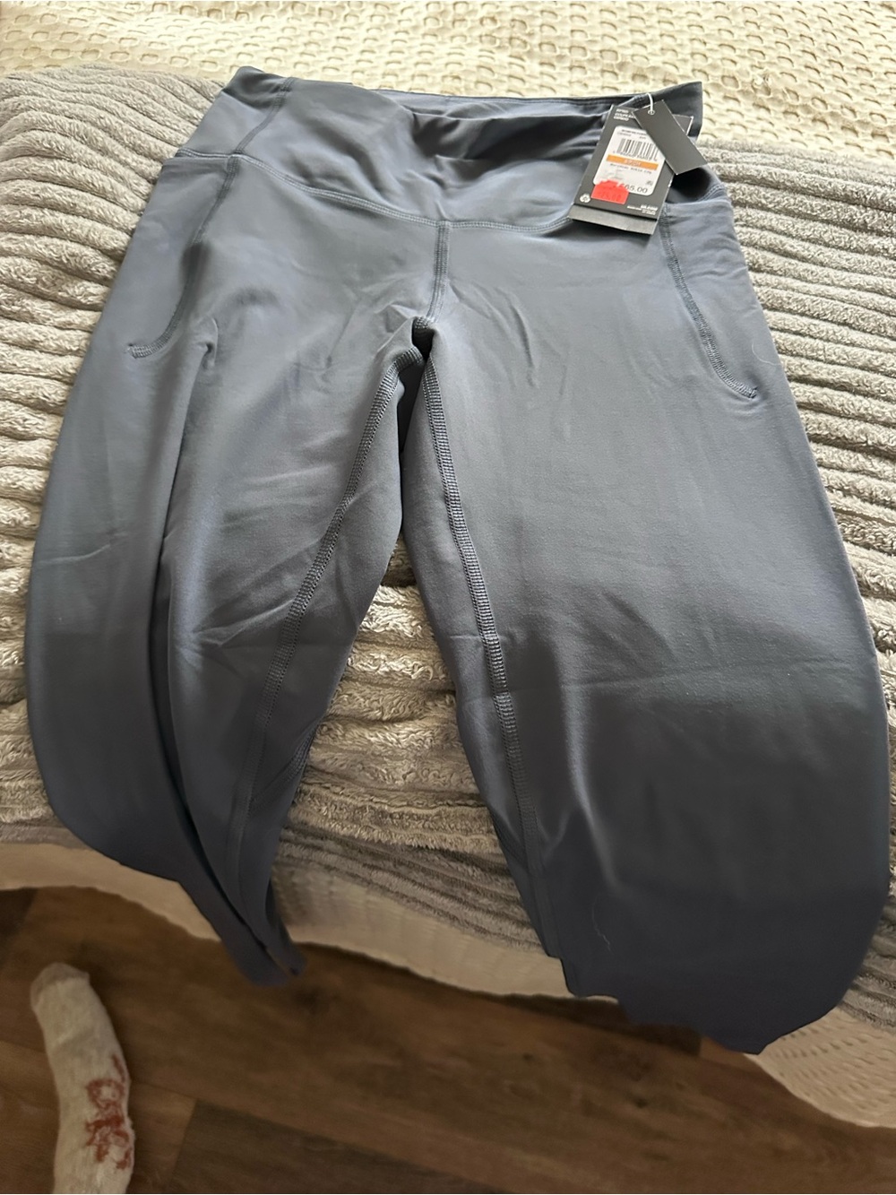 NWT Under Armour fitted Capris small